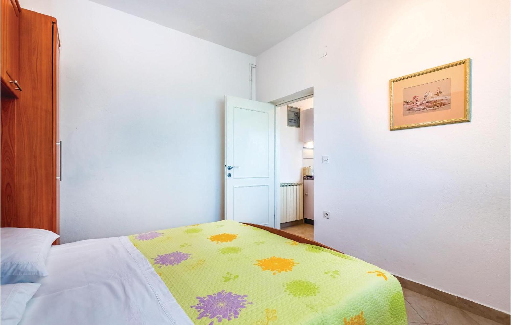 1 Bedroom Awesome Apartment In Supetarska Draga Dış mekan fotoğraf
