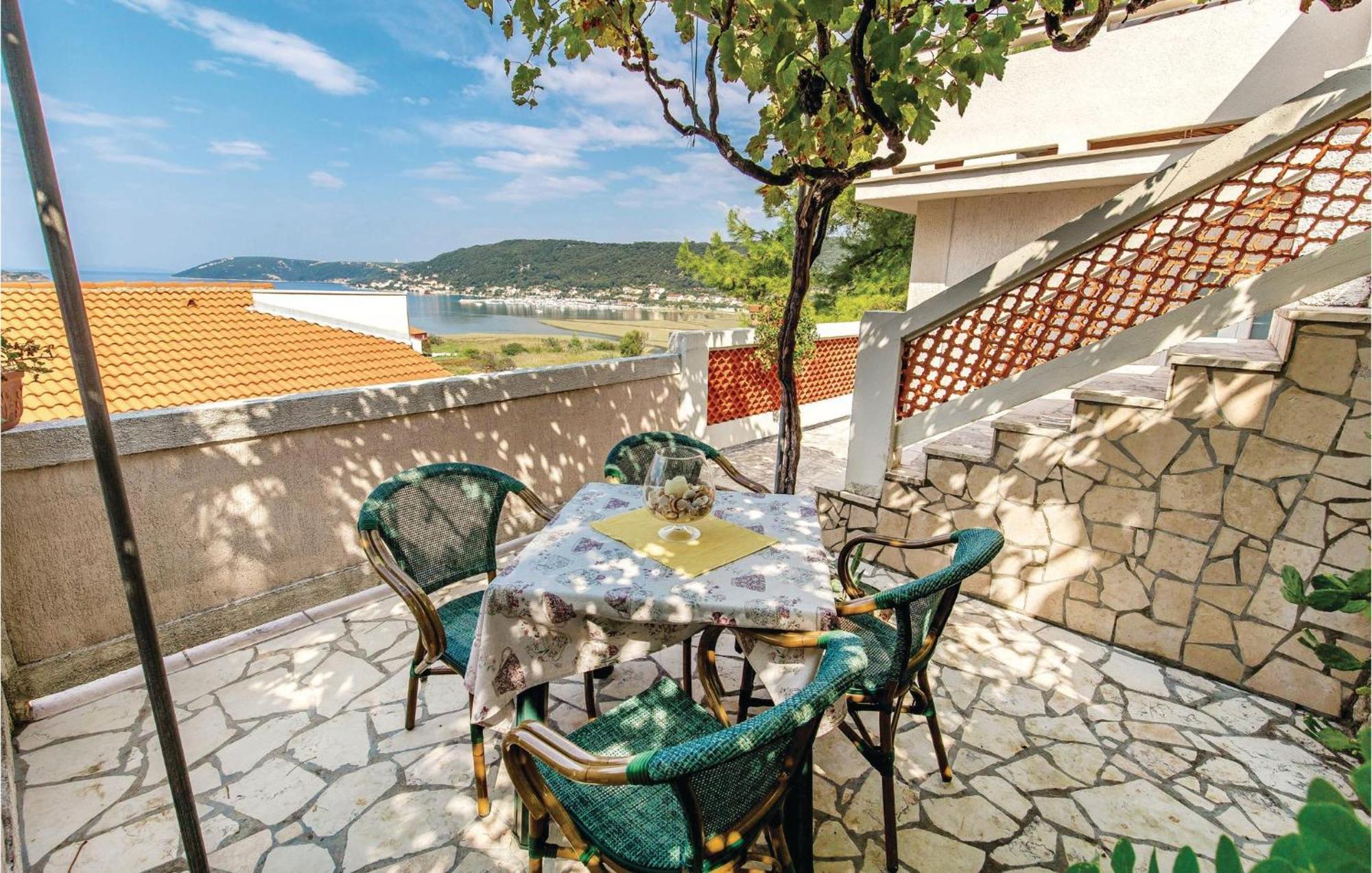 1 Bedroom Awesome Apartment In Supetarska Draga Dış mekan fotoğraf
