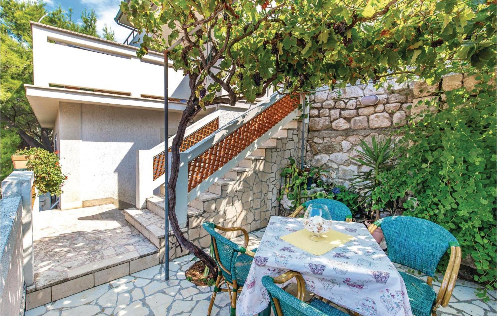 1 Bedroom Awesome Apartment In Supetarska Draga Dış mekan fotoğraf